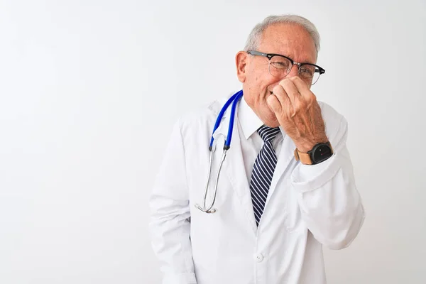 Senior Gråhårig Läkare Man Bär Stetoskop Stående Över Isolerade Vit — Stockfoto