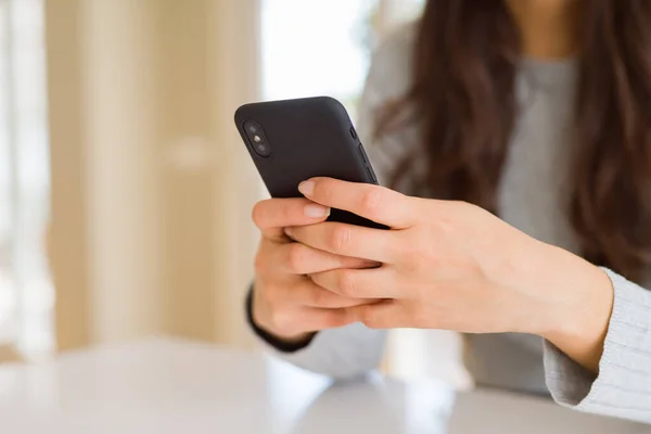 Primo Piano Delle Mani Della Donna Utilizzando Smartphone — Foto Stock