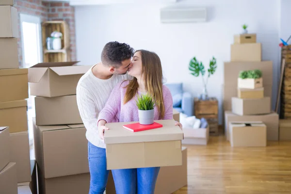 Young beautiful couple in love moving to new home, holding cardb — Stock Photo, Image