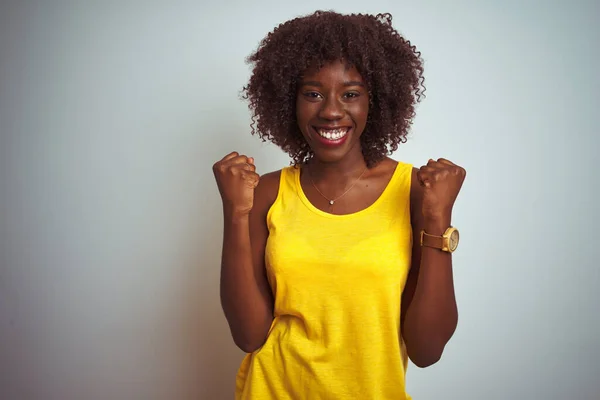 Ung Afrikansk Afro Kvinna Bär Gul Shirt Över Isolerad Vit — Stockfoto