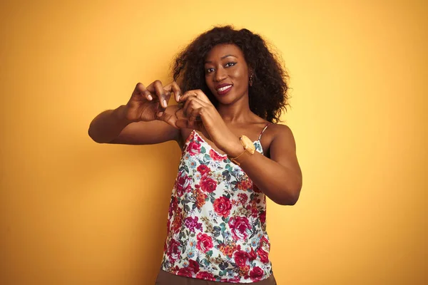 Femme Afro Américaine Portant Shirt Été Floral Sur Fond Jaune — Photo