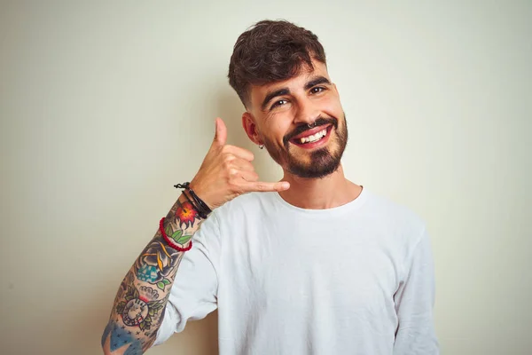 Mladý Muž Tetováním Tričku Stojící Nad Osamělým Bílým Pozadím Usmívající — Stock fotografie