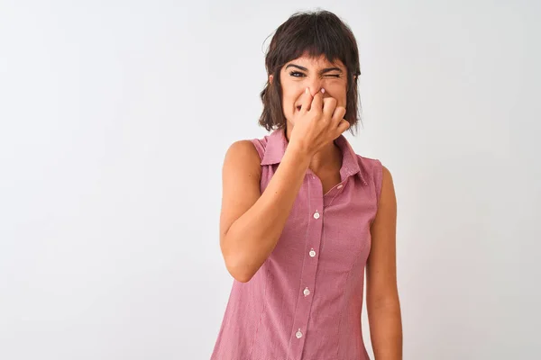 Jonge Mooie Vrouw Draagt Rode Zomer Shirt Staan Geïsoleerde Witte — Stockfoto