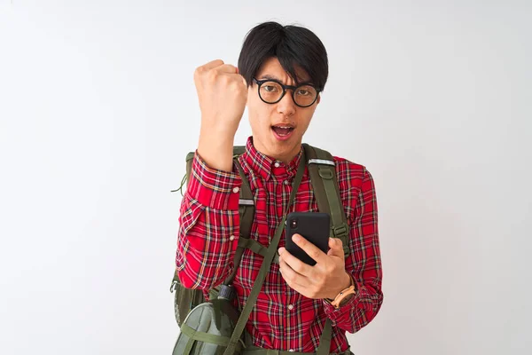 Uomo Escursionista Cinese Indossa Mensa Utilizzando Smartphone Sfondo Bianco Isolato — Foto Stock