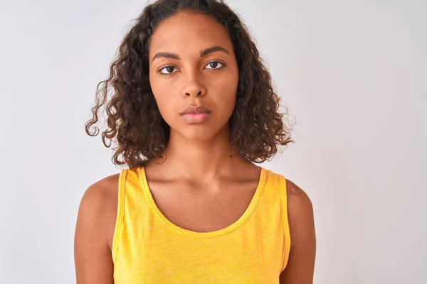 Giovane Donna Brasiliana Indossa Shirt Piedi Sfondo Bianco Isolato Con — Foto Stock