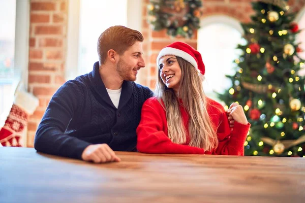 Jovem Casal Bonito Sorrindo Feliz Confiante Sentado Cadeira Torno Árvore — Fotografia de Stock