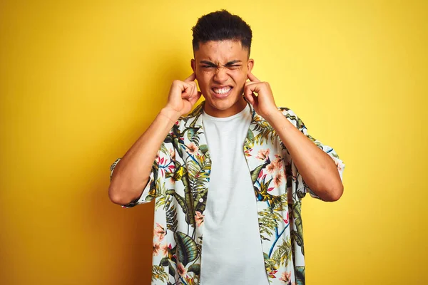 Jovem Brasileiro Férias Vestindo Camisa Floral Verão Sobre Fundo Amarelo — Fotografia de Stock