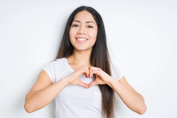 Mooie Brunette Vrouw Geïsoleerde Achtergrond Glimlachend Liefde Met Hartsymbool Vorm — Stockfoto