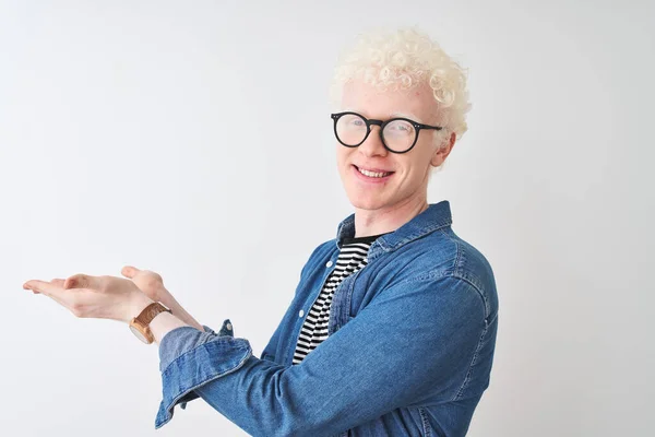 Ung Albino Blond Mann Med Denim Skjorte Briller Isolert Hvit – stockfoto