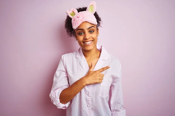 Jovem Afro Americana Vestindo Pijama Máscara Sobre Fundo Rosa Isolado — Fotografia de Stock