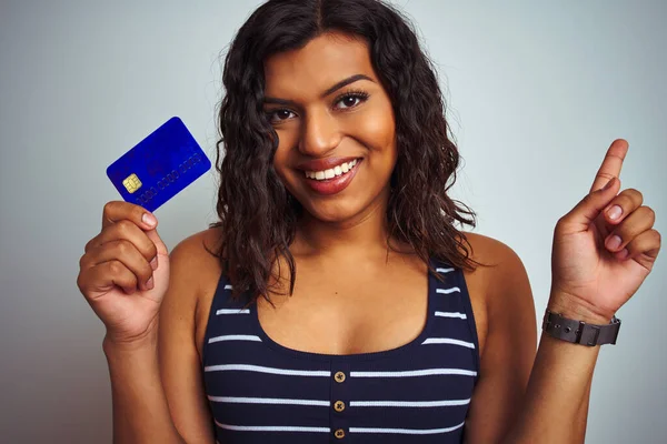 Transseksuele Transgender Klant Vrouw Houden Credit Card Geïsoleerde Witte Achtergrond — Stockfoto