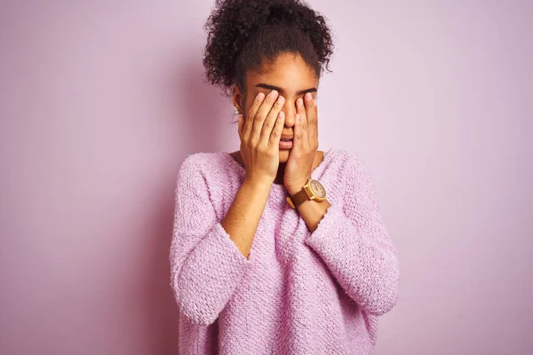 冬のセーターを着た若いアフリカ系アメリカ人女性は 疲労感や頭痛 疲れた表情のためにピンクの背景摩擦目の上に立っています ビジョンの問題 — ストック写真