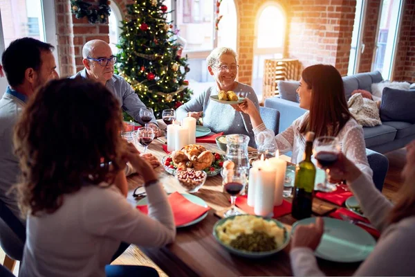 Família Amigos Jantando Casa Comemorando Véspera Natal Com Comida Tradicional — Fotografia de Stock
