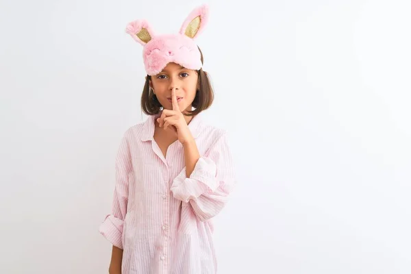 Hermosa Niña Con Máscara Sueño Pijama Pie Sobre Fondo Blanco — Foto de Stock