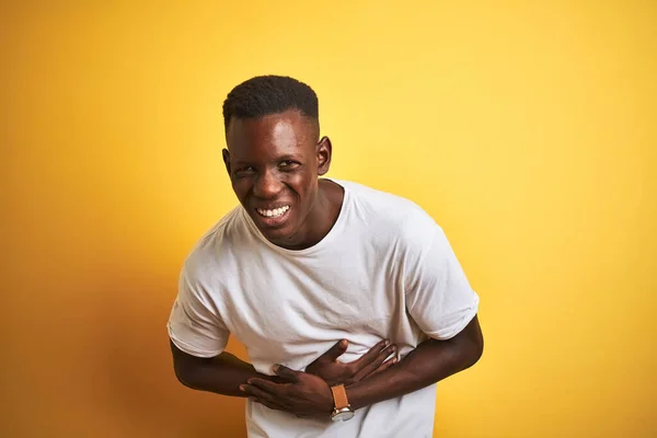 Jonge Afro Amerikaanse Man Met Wit Shirt Geïsoleerde Gele Achtergrond — Stockfoto