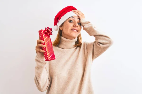 Schöne Rothaarige Frau Mit Weihnachtsmütze Geschenk Vor Isoliertem Hintergrund Gestresst — Stockfoto