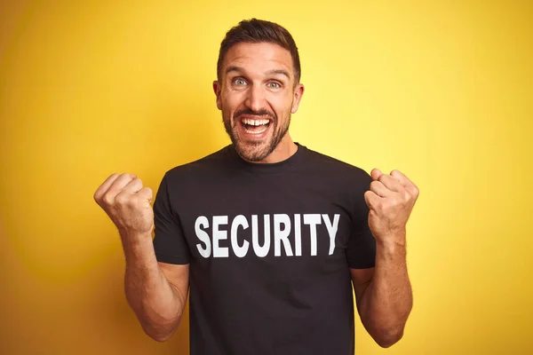 Young Safeguard Man Wearing Security Uniform Yellow Isolated Background Celebrating — ストック写真