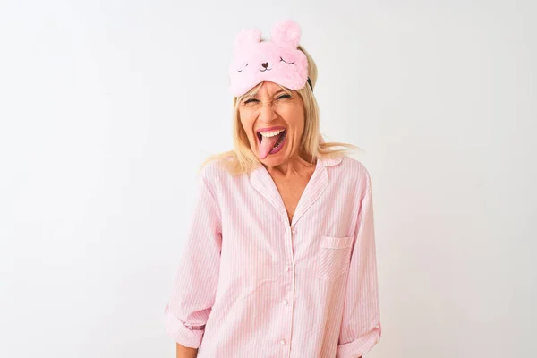 Mulher Meia Idade Usando Máscara Sono Pijama Sobre Fundo Branco — Fotografia de Stock