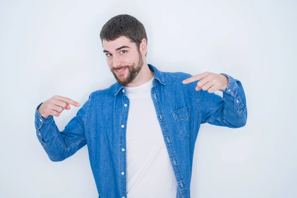 Jonge Knappe Latino Man Draagt Spijkerjasje Witte Geïsoleerde Achtergrond Ziet — Stockfoto