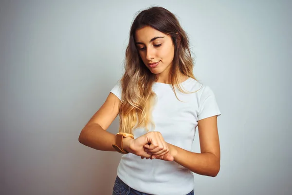 Jonge Mooie Vrouw Dragen Casual Wit Shirt Geïsoleerde Achtergrond Controleren — Stockfoto