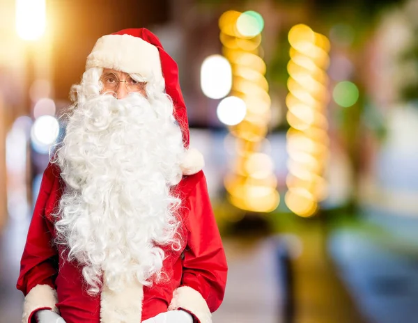 Ein Gutaussehender Mann Mittleren Alters Weihnachtsmann Kostüm Und Bart Steht — Stockfoto