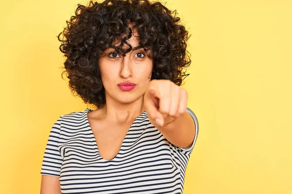 Jonge Arabische Vrouw Met Krullend Haar Gestreepte Jurk Geïsoleerde Gele — Stockfoto