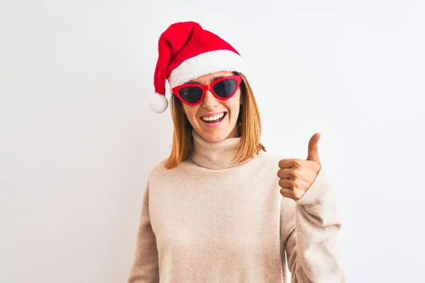 Hermosa Mujer Pelirroja Con Sombrero Navidad Gafas Sol Rojas Feliz —  Fotos de Stock