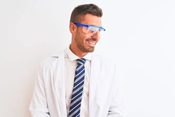 Jovem Homem Cientista Bonito Usando Óculos Segurança Sobre Fundo Isolado — Fotografia de Stock
