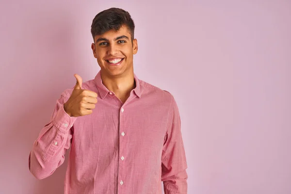 Homem Indiano Jovem Vestindo Camisa Elegante Sobre Fundo Rosa Isolado — Fotografia de Stock