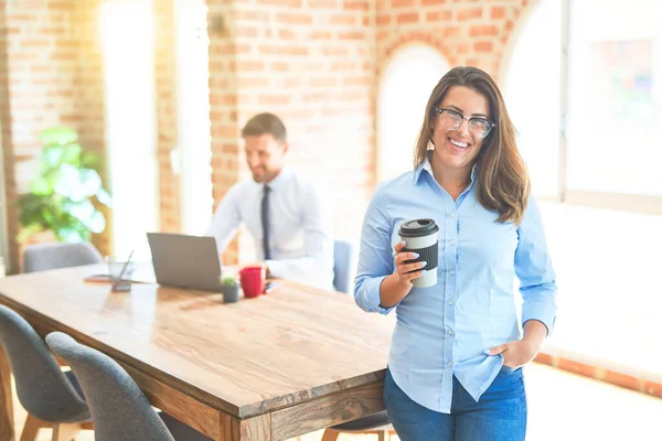 Young Business Team Som Arbetar Kontoret Huvudkontor Kvinna Stående Smilig — Stockfoto