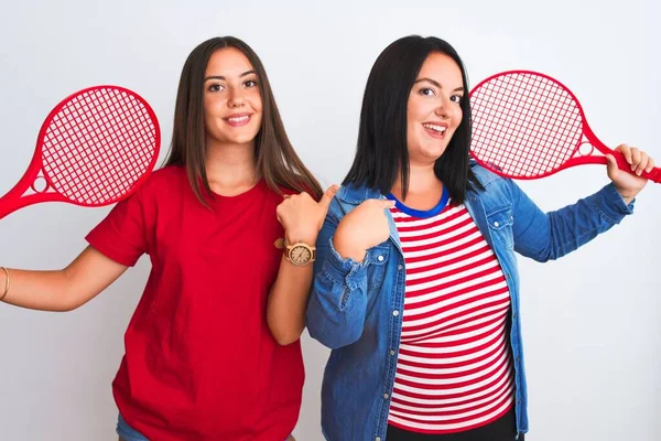 Jonge Mooie Sportvrouwen Houden Tennis Racket Staande Geïsoleerde Witte Achtergrond — Stockfoto