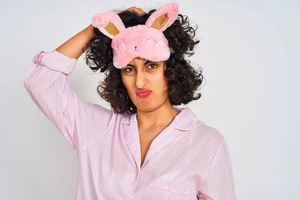 Arabiska Kvinna Med Lockigt Hår Bär Pyjamas Och Sömn Mask — Stockfoto