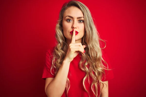 Ung Vacker Kvinna Bär Grundläggande Shirt Stående Över Röd Isolerad — Stockfoto