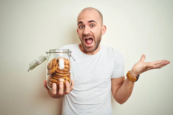 Jongeman Houdt Pot Chocolade Chips Koekjes Geïsoleerde Achtergrond Erg Blij — Stockfoto