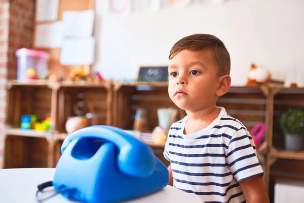 Hermoso Niño Jugando Con Teléfono Azul Vintage Jardín Infantes — Foto de Stock