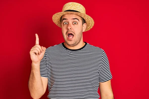 Jovem Vestindo Camiseta Listrada Marinha Chapéu Sobre Fundo Vermelho Isolado — Fotografia de Stock