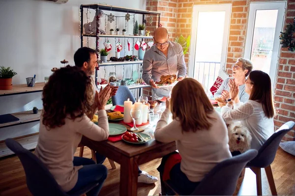 Familia Amigos Cenando Casa Celebrando Víspera Navidad Con Comida Tradicional — Foto de Stock