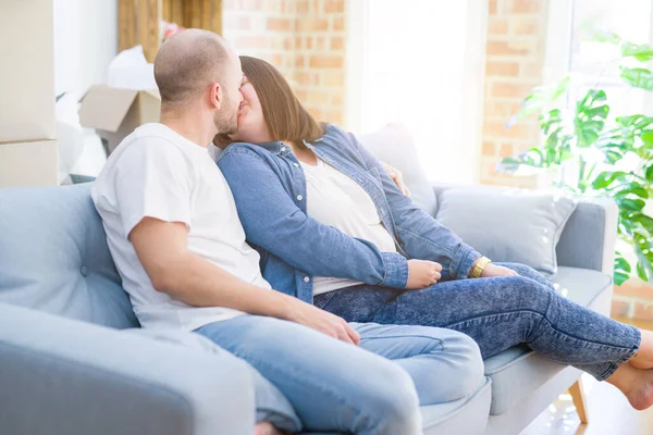 Ungt Par Kärlek Avkopplande Och Kramar Sitter Soffan New Home — Stockfoto