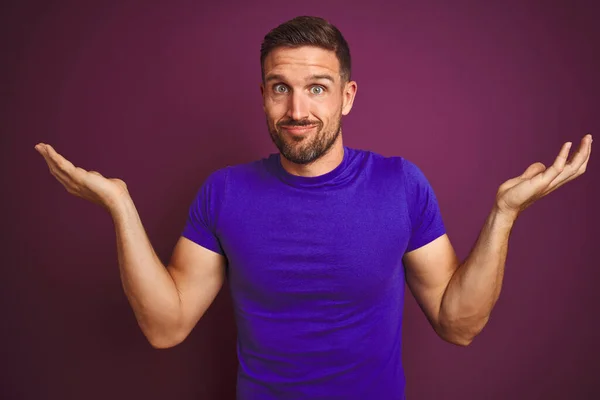 Jeune Homme Portant Shirt Décontracté Violet Sur Fond Lilas Isolé — Photo