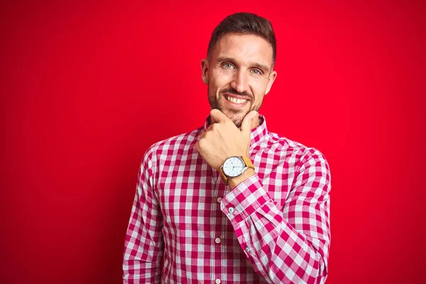 Joven Hombre Guapo Sobre Fondo Rojo Aislado Mirando Confiado Cámara — Foto de Stock