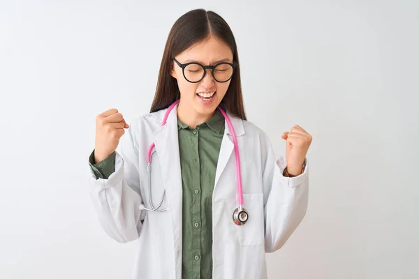 Young Chinese Dooctor Woman Wearing Glasses Stethoscope Isolated White Background — Stock Photo, Image