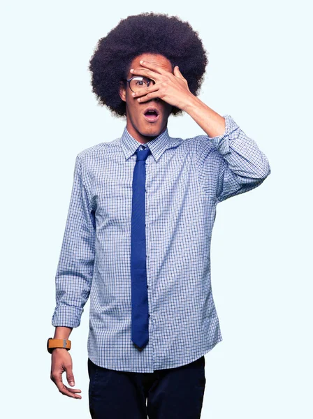 Joven Hombre Negocios Afroamericano Con Cabello Afro Que Usa Anteojos —  Fotos de Stock