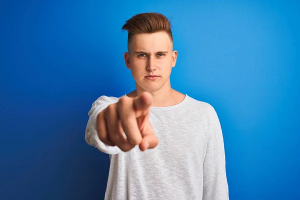 Joven Hombre Guapo Vistiendo Camiseta Casual Blanca Pie Sobre Fondo —  Fotos de Stock