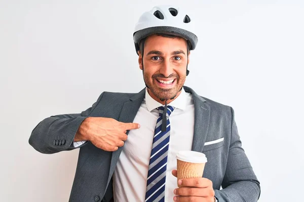 자전거 헬멧을 커피를 마시고 잘생긴 사업가가 얼굴로 자신을 가리키며 — 스톡 사진