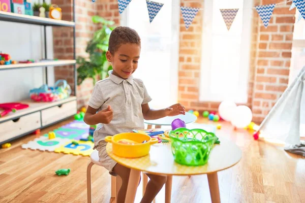 Linda Criança Afro Americana Brincando Com Alimentos Plástico Brinquedo Talheres — Fotografia de Stock