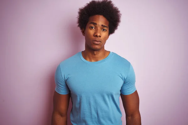 Africký Američan Afro Vlasy Modrém Tričku Stojící Nad Izolovaným Růžovým — Stock fotografie