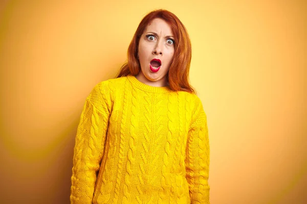 Mulher Ruiva Bonita Usando Camisola Inverno Sobre Fundo Amarelo Isolado — Fotografia de Stock