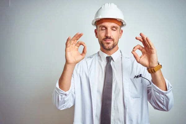 Ung Stilig Ingenjör Man Bär Skyddshjälm Över Isolerad Bakgrund Koppla — Stockfoto