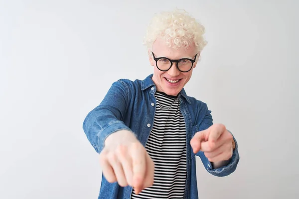 Giovane Albino Uomo Biondo Indossa Camicia Jeans Occhiali Sfondo Bianco — Foto Stock