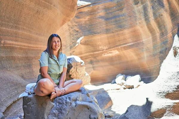 Jeune Femme Randonneur Beauitufl Trekking Montagne Orange Naturelle Pendant Les — Photo